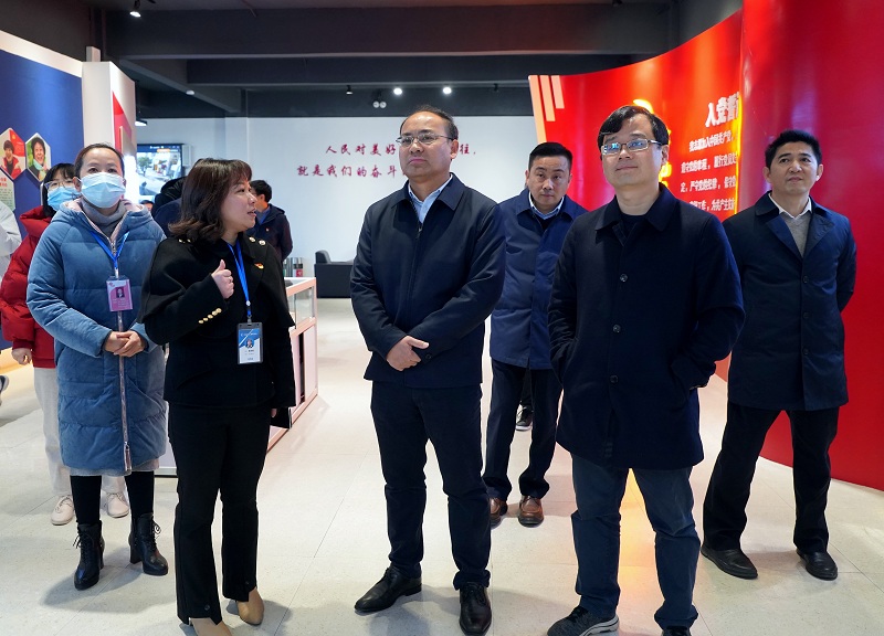 饶华东在珠山区调研时强调 推动全面从严治党向基层延伸  以高素质队伍促高质量发展