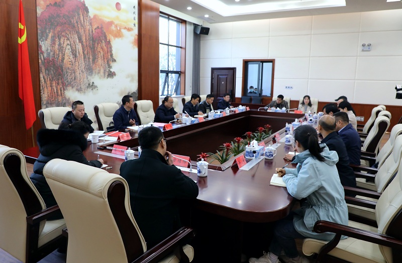 饶华东在珠山区调研时强调 推动全面从严治党向基层延伸  以高素质队伍促高质量发展