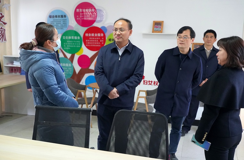 饶华东在珠山区调研时强调 推动全面从严治党向基层延伸  以高素质队伍促高质量发展