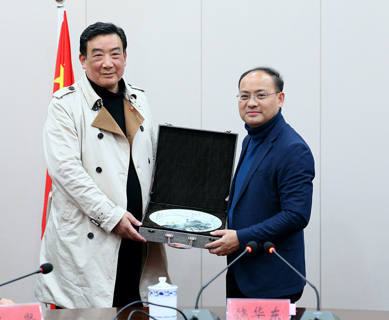 市纪委市监委举办机关干部荣誉退休仪式