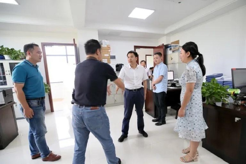 市委常委、市纪委书记、市监委主任候选人廖良生履新首日走访看望委机关干部