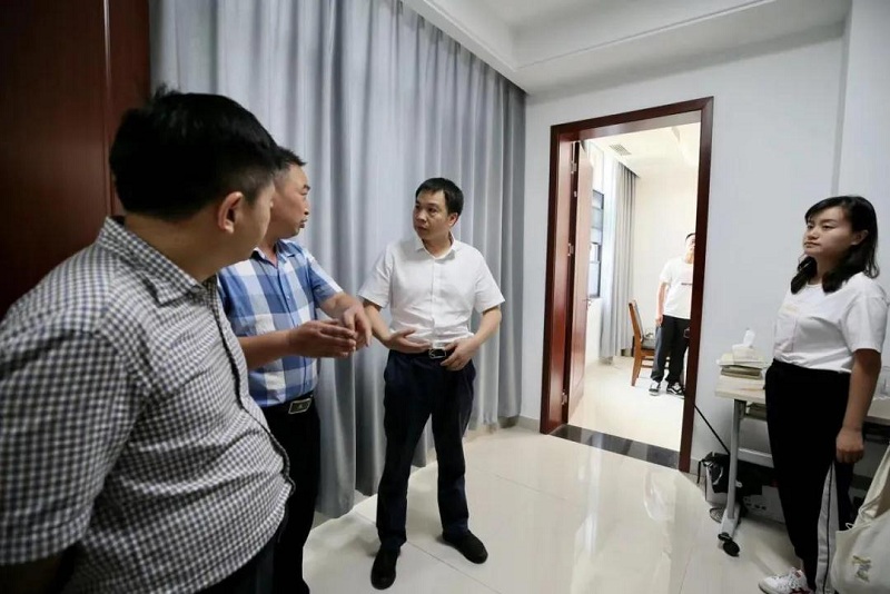 市委常委、市纪委书记、市监委主任候选人廖良生履新首日走访看望委机关干部